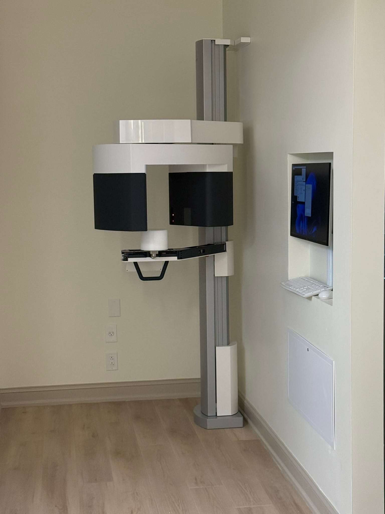 The machine should be oriented to provide easy entry for patients (including patients in wheelchairs) and a smooth workflow for the staff.